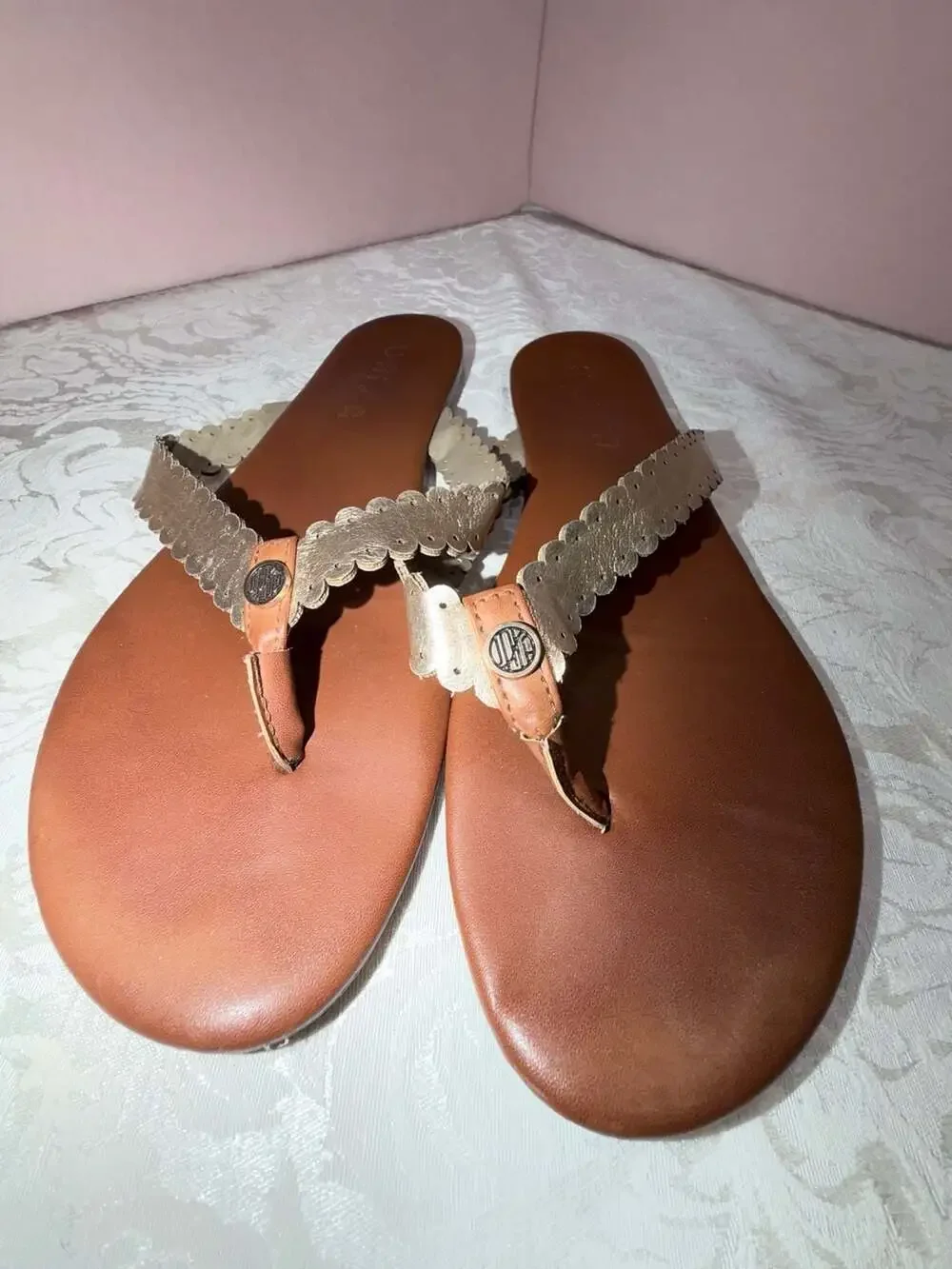Unisa Gold Scalloped T-Strap Flat Thong Sandals Size 11M